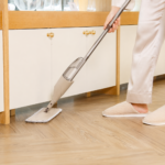 Mop Spray per Pavimenti Duri con Serbatoio Integrato e Spruzzo Azionato a Mano per la Pulizia Quotidiana - immagine 2