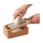 Affettaformaggio con contenitore per grattugiare in modo pratico e raccogliere in ordine in cucina