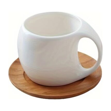 Tazza da caffè in ceramica con piattino in legno