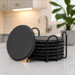 Sottobicchieri rotondi in ardesia in un supporto in metallo nero sul piano della cucina