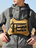 Uomo che indossa la borsa tattica da petto color sabbia sopra una giacca grigia all'aperto
