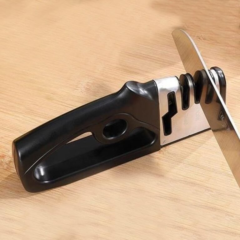 Affilacoltelli nero 4 in 1 in uso con un coltello da cucina su un piano di lavoro in legno