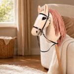 Cavallo con bastone palomino con criniera corallo appoggiato a una poltrona in soggiorno
