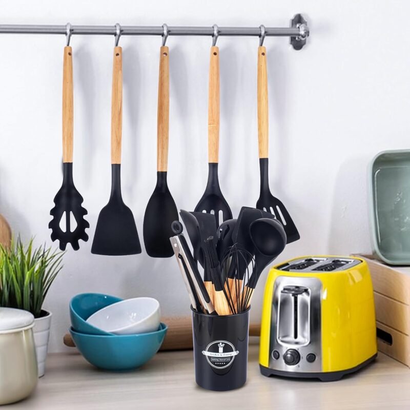 Set di utensili da cucina in silicone in nero in uso