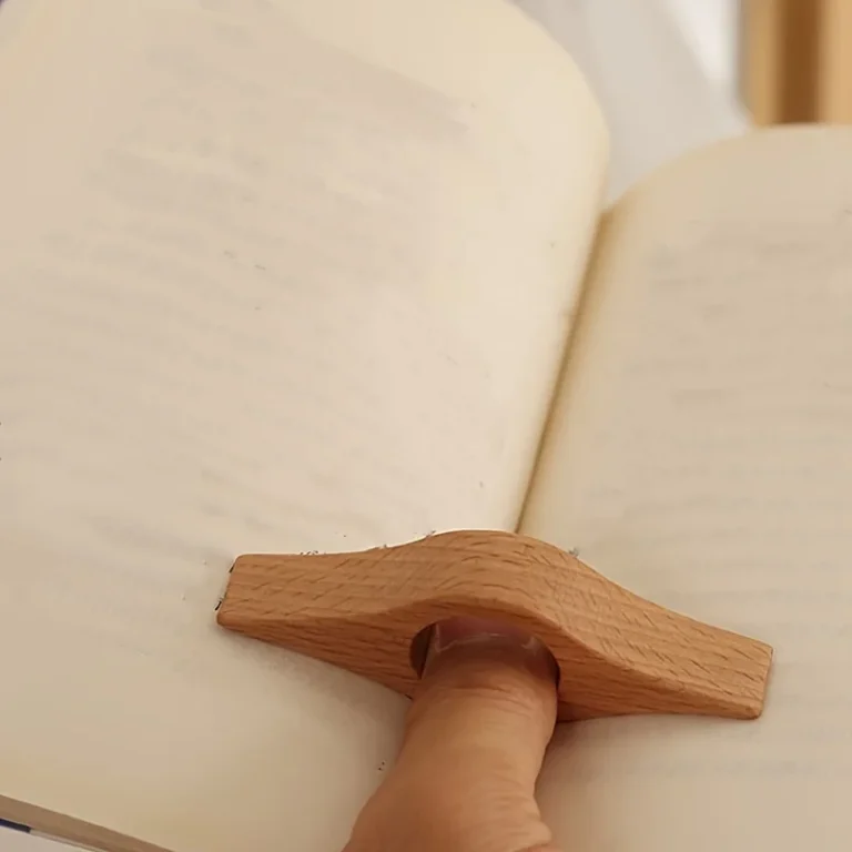 Segnalibro da pollice in legno che tiene aperto un libro durante la lettura