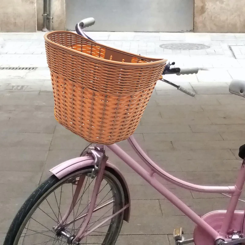 Cestino per bicicletta in rattan in uso a casa