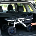 Copriruote neri per passeggino montati su un passeggino nel bagagliaio di un'auto
