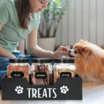 Porta snack per cani in legno in uso a casa