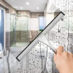 Tergivetro per doccia cromato che pulisce un box doccia