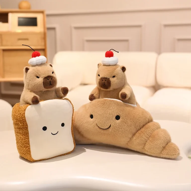 Peluche capibara nel toast e nel croissant su un divano color crema in soggiorno