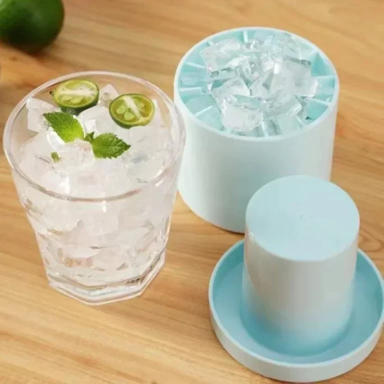 Contenitore per cubetti di ghiaccio in silicone blu in uso a casa