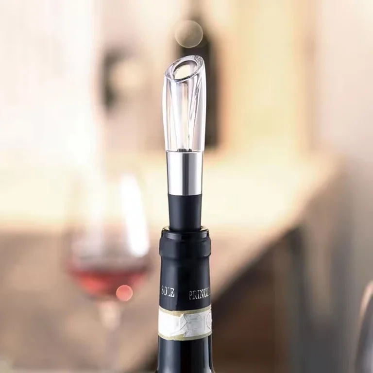 Beccuccio aeratore per vino in una bottiglia su un tavolo