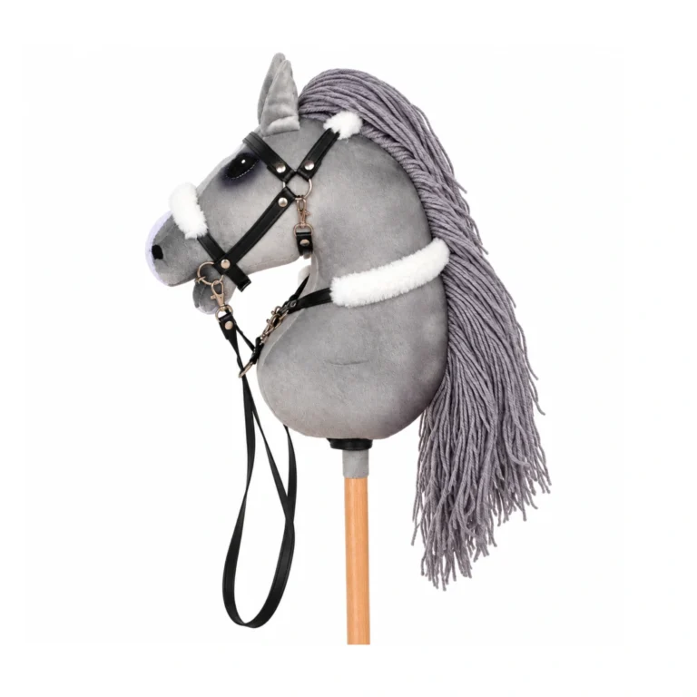 Cavallo con bastone grigio con criniera grigia, muso bianco e cavezza nera con pile bianco