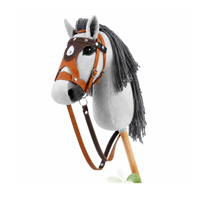 Cavallo con bastone grigio chiaro con criniera grigio scuro e briglia western color cuoio con paraocchi