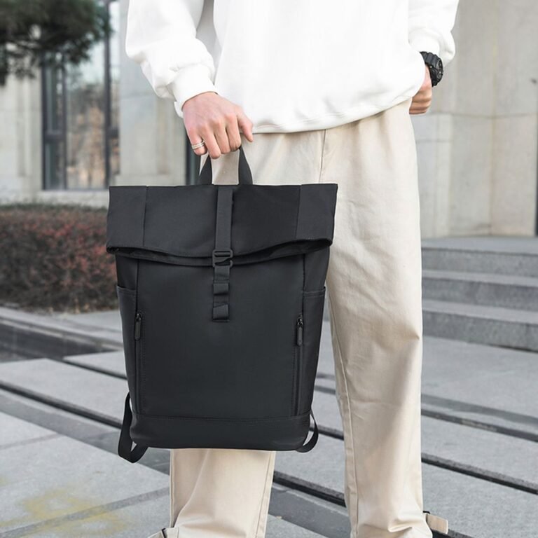 Zaino rolltop nero portato a mano sui gradini in città